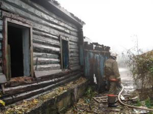 В Рязани на улице Гагарина горел заброшенный дом